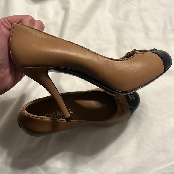 Chanel - Interlocking CC Logo Leather Pumps - Picture 6 of 8